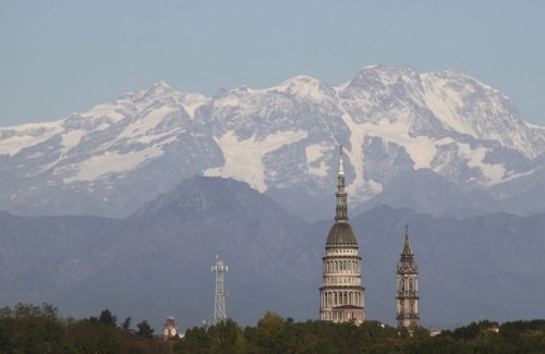 Novara - La cupola Antonelliana e il Monte Rosa, Novara Piemonte ottobre 2009 Novara - La cupola Antonelliana e il Monte Rosa, Novara Piemonte ottobre 2009