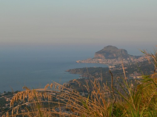 Cefalù - Le insenature e la rocca di Cefalù al tramonto. Cefalù - Le insenature e la rocca di Cefalù al tramonto.