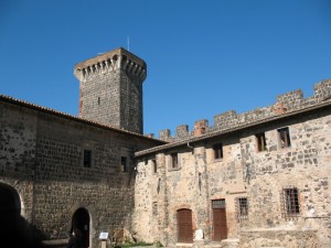 La torre del castello di Vulci vista dal cortile