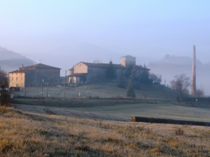 Alba di nebbia e sole sul casolare