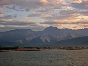 Le Alpi Apuane all’alba