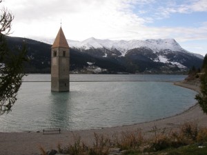 il campanile nel lago