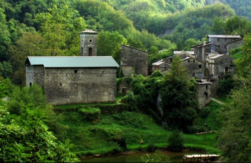 Careggine - Panorama di Isolasanta piccolissimo paese immerso nel verde Careggine - Panorama di Isolasanta piccolissimo paese immerso nel verde
