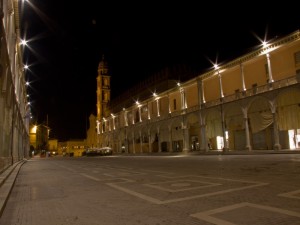 la piazza di faenza di sera