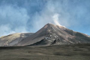 La cima dell’Etna tra fumi e nubi