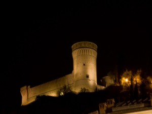 il castello di brisighella in notturna