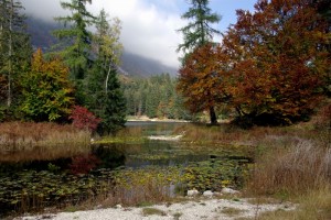 Il lago di Cei si è tinto d’autunno