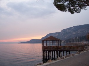 Tramonto invernale sul lago