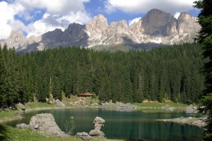 Lago di Carezza_Karersee. Sullo sfondo il gruppo del Catinaccio