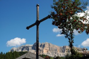 S.Leonardo in Badia -San Linert. Sullo sfondo il Sasso della Croce.