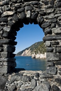 Scogliera delle Rosse viste dalla finestra sulla grotta Byron