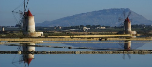 Marsala - il monte erice si specchia nella laguna Marsala - il monte erice si specchia nella laguna