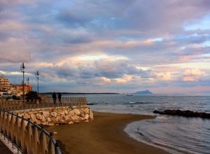 …passeggiando per il lungomare mentre il cielo si tinge di tramonto…