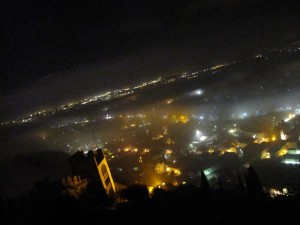 da Marostica le luci di Nove si fanno spazio nella nebbia