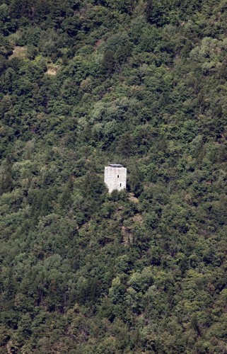 Chiuro - Una torre in mezzo al bosco