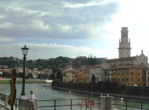 Verona - Sul fiume galleggian palloni.....è il giorno del toca a ti..