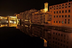 di notte lungo l’Arno a Firenze