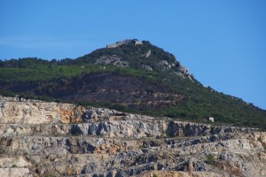 Sul vertice del Monte Verruca svettano i ruderi della fortezza