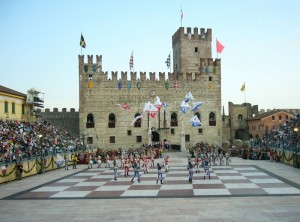 Partitone di scacchi in piazza, davanti al Castello Inferiore