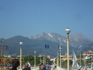 Le Apuane viste dal pontile di Forte dei Marmi