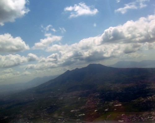 Napoli - cosi' dall'alto la bocca del vesuvio...