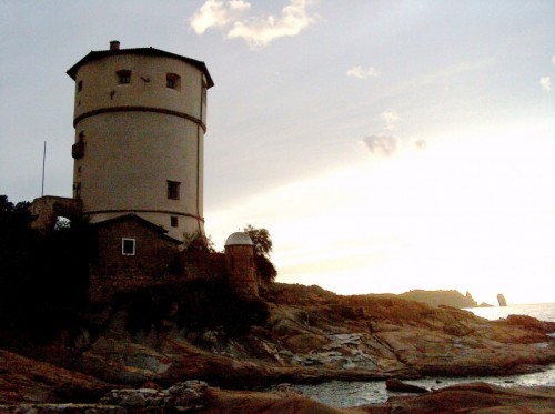 Isola del Giglio - La Torre del Campese in un tramonto settembrino