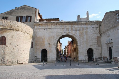 Fano - l ' arco d 'augusto di 2000anni fa nell antica eta dei romani 