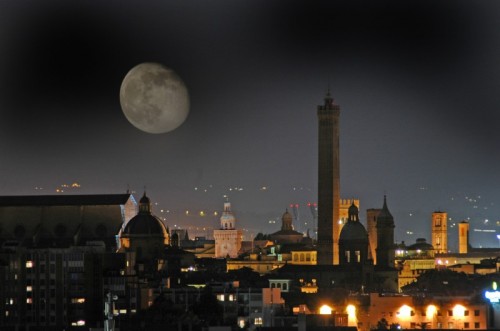 Bologna - Bologna e la luna