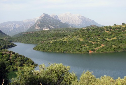 Dorgali - Il lago Cedrino e in lontananza Tiscali