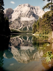 Lago di Braies che riflette