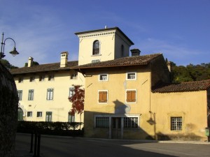 L’altro lato del castello di Medea