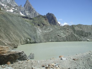 i due laghi del ghiacciaio del Miage:quello a monte (da notare un piccolo iceberg!!!!)