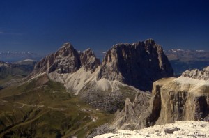 passo sella sotto l’imponente sassolungo