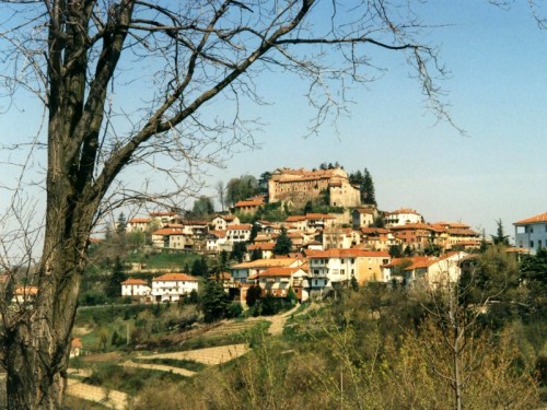 Cremolino - Il castello domina il paese Cremolino - Il castello domina il paese