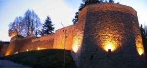 Le mura della rocca di Montescudo