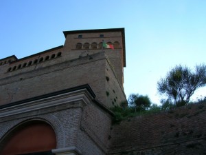 Dal lato del castello… la  bandiera sventola