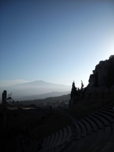 l’Etna visto dall’anfiteatro di taormina
