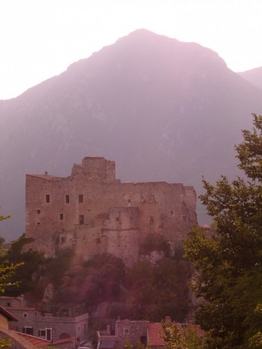 Castelvecchio di Rocca Barbena - Luce di sera sul castello