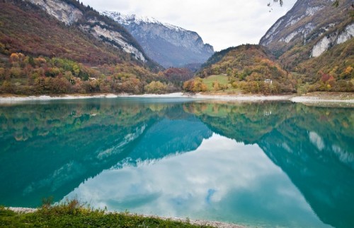 Tenno - Il lago di Tenno in autunno Tenno - Il lago di Tenno in autunno