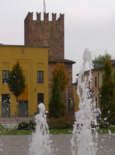 Casalpusterlengo - La torre e la fontana Casalpusterlengo - La torre e la fontana