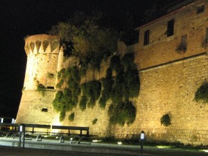 San Gimignano e le sue mura notturne