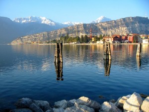 Riflessi montuosi sul lago di garda