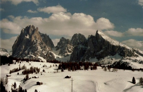 Castelrotto - L'Alpe di Siusi e sullo sfondo i DUE SASSI Castelrotto - L'Alpe di Siusi e sullo sfondo i DUE SASSI
