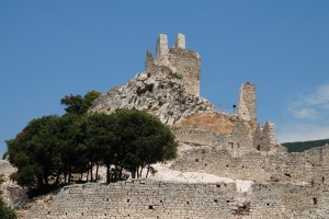 Rocca San Silvestro, resti della torre e mura di cinta.