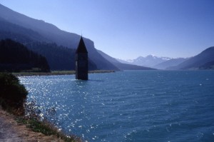 Il lago, il campanile, il paese sotto