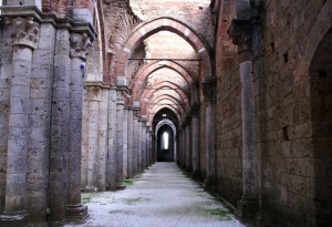 la navata destra dell’Abbazia di San Galgano