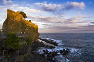 Il sole saluta il Castello di Aci