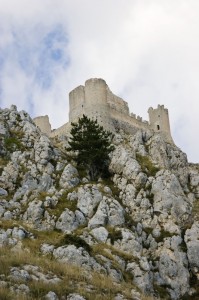 Il Castello ” Rocca Calascio ”  tra le Nuvole