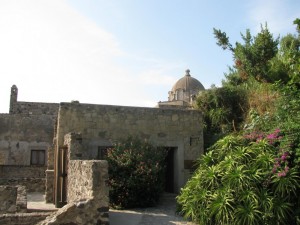 passeggiando nel castello aragonese tra natura, resti e vista della cupola