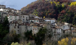 Anche qui ci sono i segni del terremoto